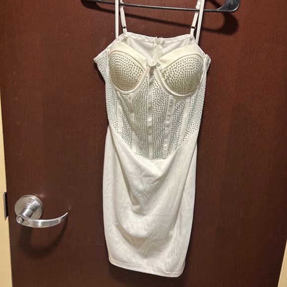 Dresses/jumpsuits/windbreaker also have more stuff - Picture 7 of 9